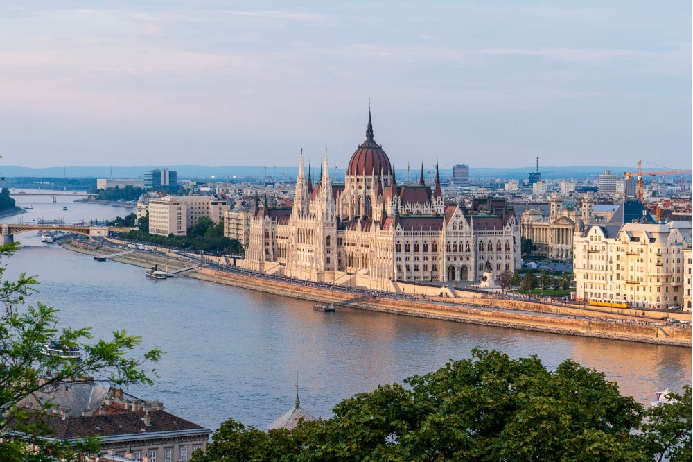 Blick auf die Donau und das dahinterliegende Parlamentsgebäude in Budapest