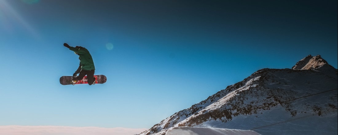 Snowboarder vor Bergkulisse