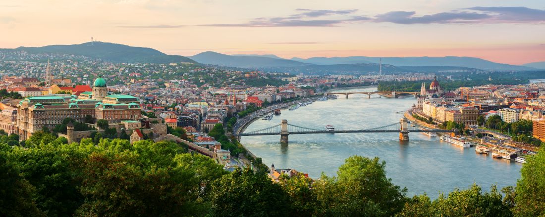 Blick auf Budapest mit Parlamentsgebäude und die Donau