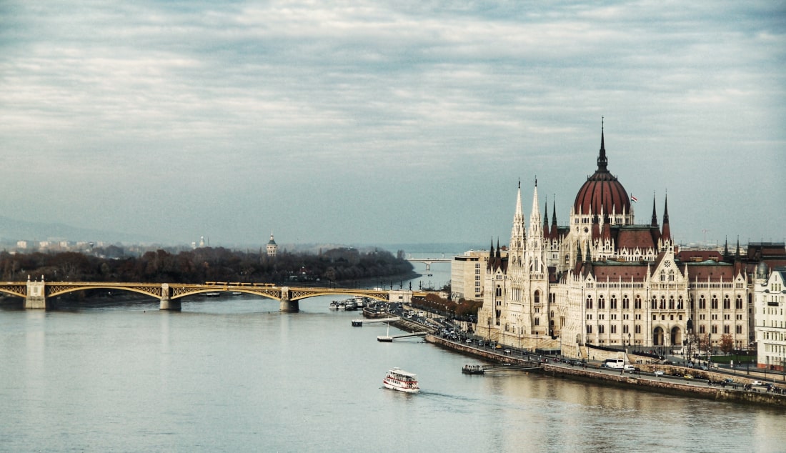 Blick auf Budapest mit Parlamentsgebäude und der Donau
