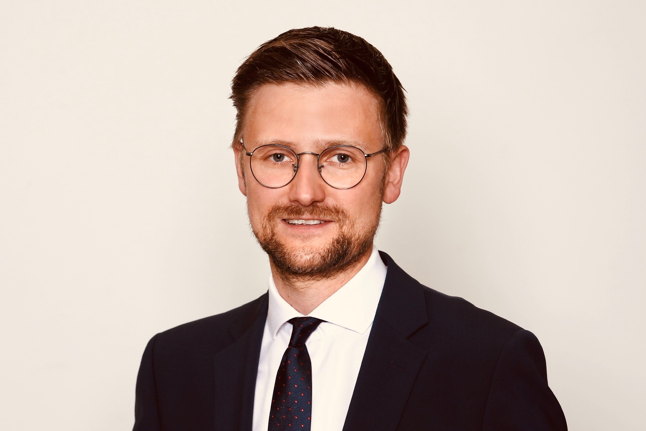 Paul Greve, Sieger des Vollstipendiums für den MBA Health Care Management, im Anzug und mit Brille.