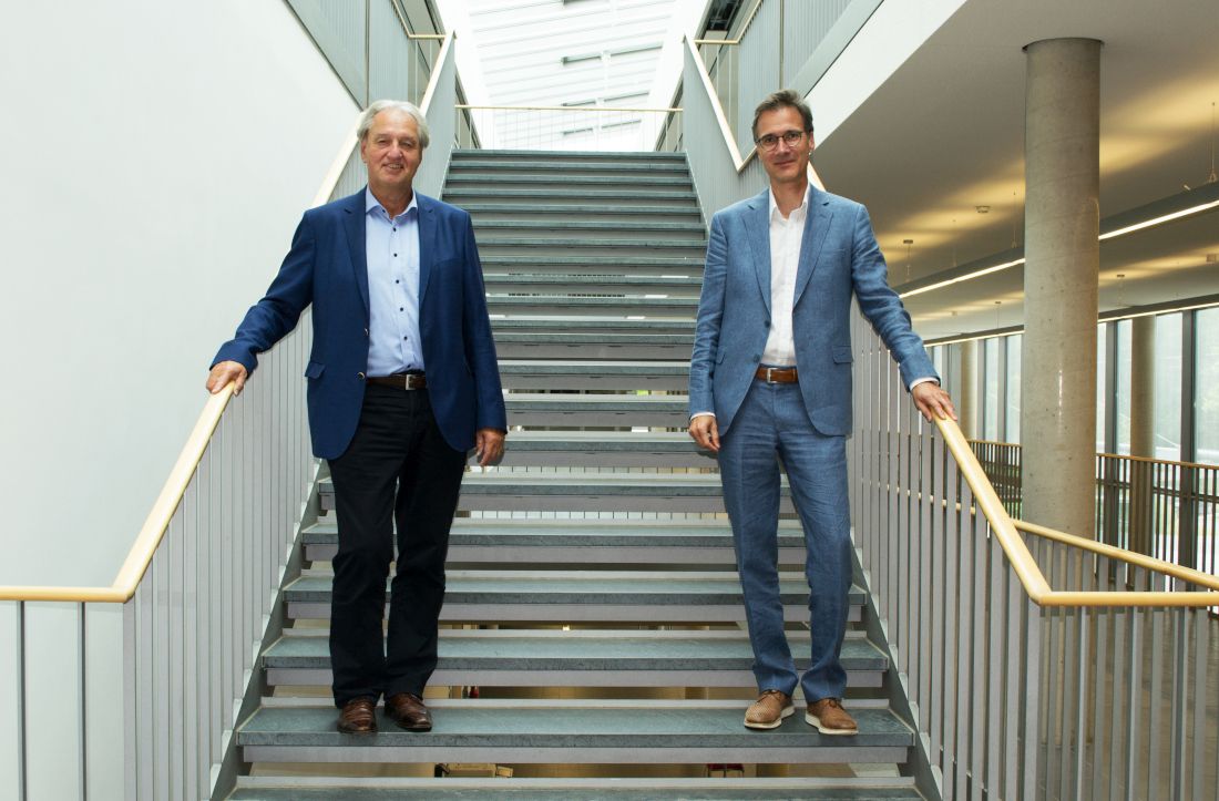 Prof. Dr.-Ing. Dieter Brüggemann, Direktor der Campus-Akademie für Weiterbildung, und Prof. Dr.-Ing. Frank Döpper, Inhaber des Lehrstuhls Umweltgerechte Produktionstechnik