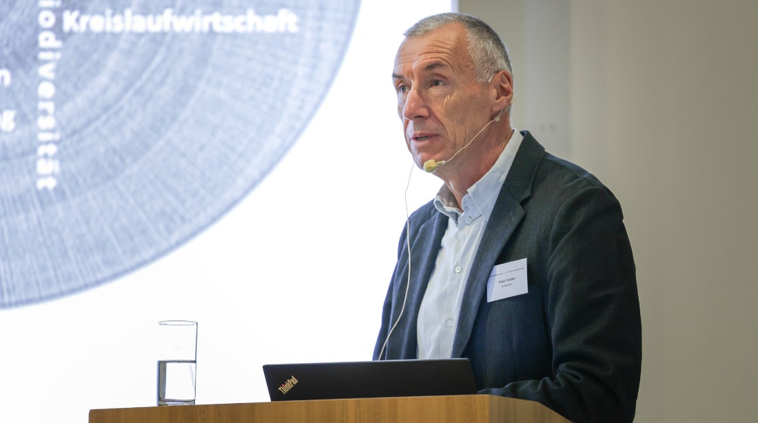 Prof. Dr. Klaus Richter bei seinem Vortrag auf dem "Forum Waldkontroversen" 2022