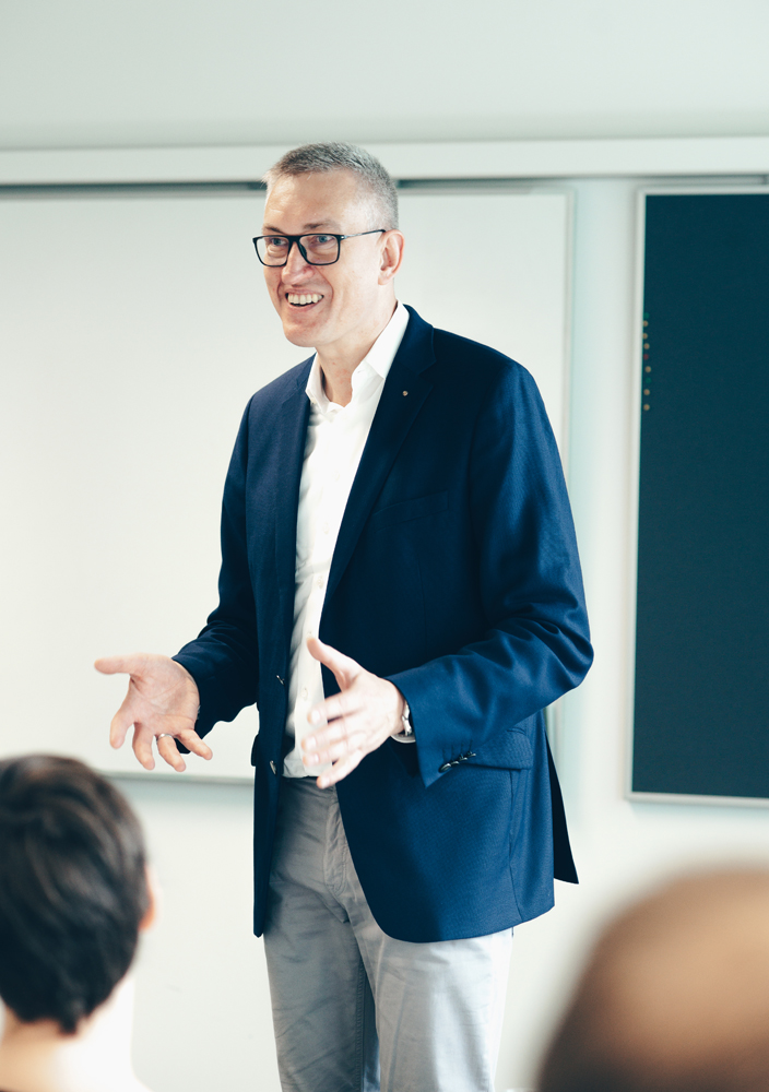 Prof. Dr. Claas Christian Germelmann vom MBA Marketing und Sales Management beim Vortrag in einem Seminar