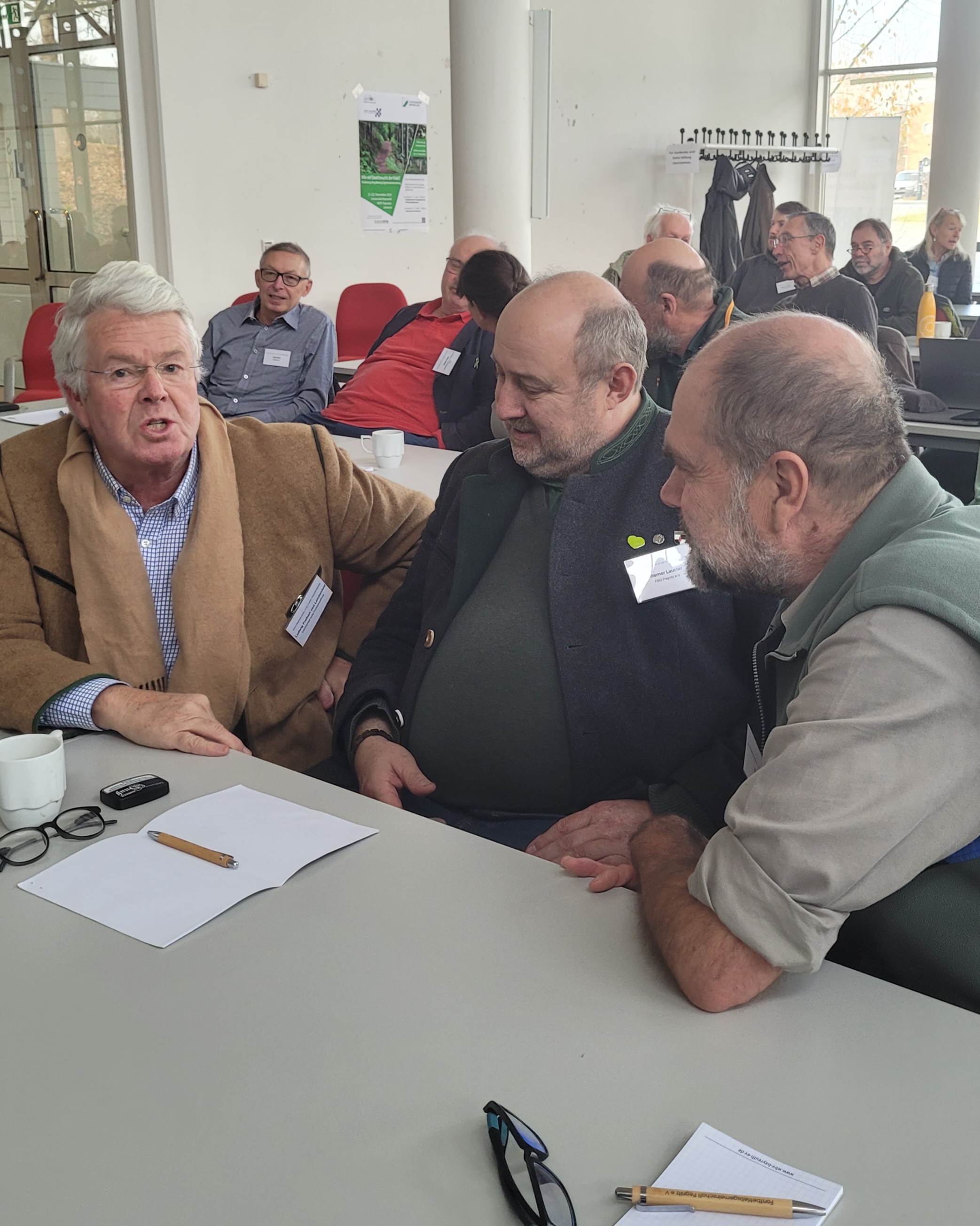 Murmelrunde, drei Herren diskutieren