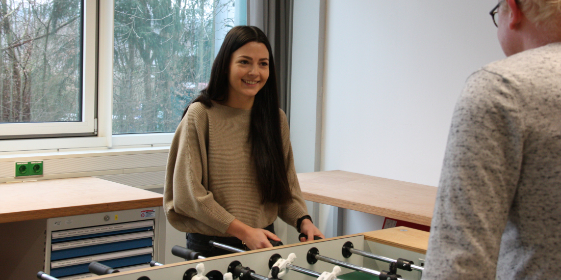 Mitarbeiter der Campus-Akademie der Universität Bayreuth haben Spaß am Kickertisch