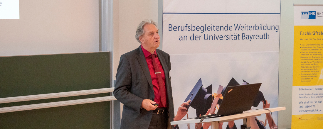 Brüggemann hält Rede an QuoRO Konferenz
