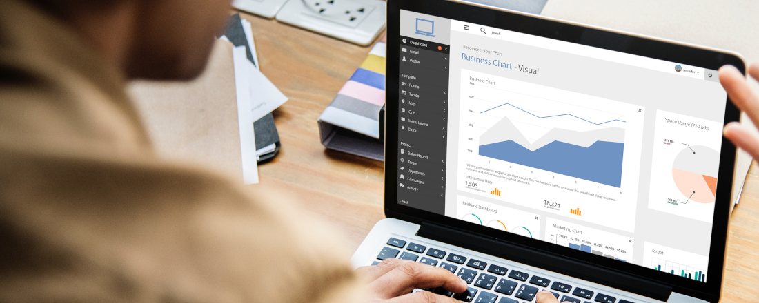 Mann bedient Laptop, Überschrift "Business Chart-Visual" und Statistiken auf dem Bildschirm