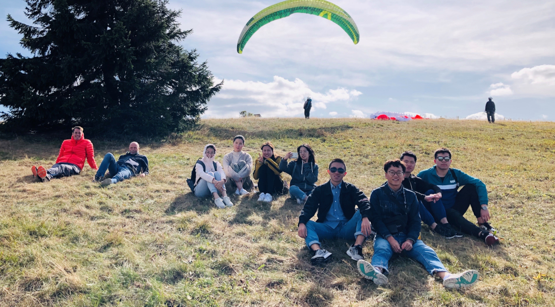 Gruppenfoto von Austauschstudenten aus Shanghai beim Paragliding Ausflug