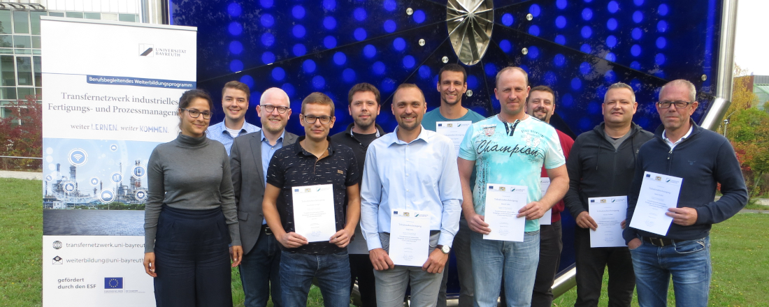 Gruppenfoto der Teilnehmenden des berufbegleitenden Weiterbildungsprogramm "Transfernetzwerk industrielles Festigung- und Prozessmangagement" der Campus-Akademie der Universität Bayreuth