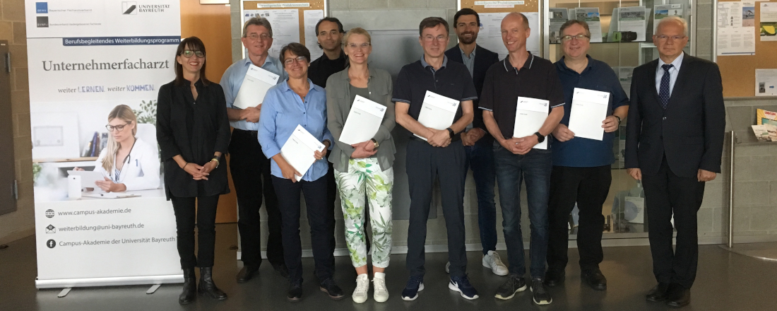 Gruppenfoto der Teilnehmenden des berufbegleitenden Weiterbildungsprogramm "Unternehmerfacharzt" der Campus-Akademie der Universität Bayreuth