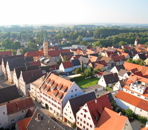 Gemeinde mit Kirchturm