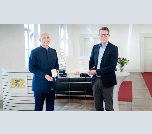 Prof. Dr. mult. Eckhard Nagel bei der Übergabe des Bundesverdienstkreuzes mit dem Minister für Wissenschaft und Kunst Markus Blume