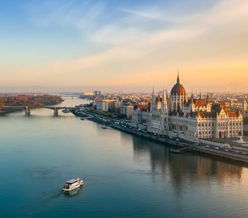 Blick auf die Donau und das Parlamentsgebäude in Budapest