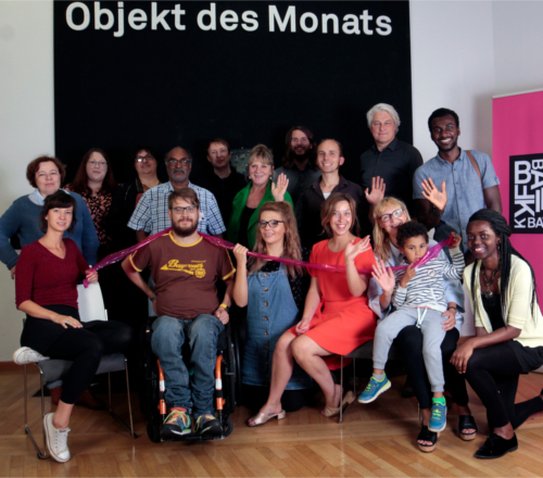 Teilnehmerinnen und Teilnehmer des Kurses "Inklusive Kultureinrichtungen" gemeinsam mit dem Team des Iwalewahaus Bayreuth