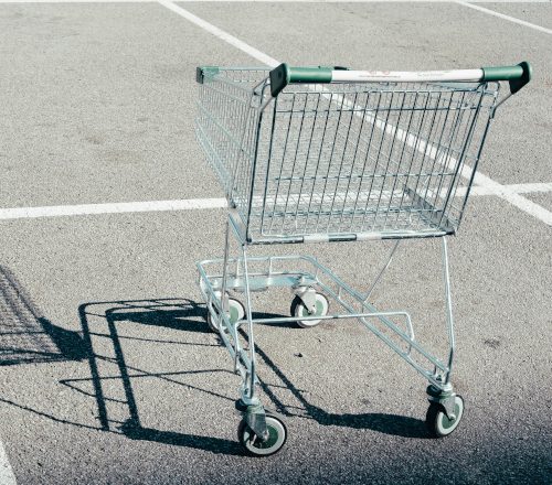 Einkaufswagen auf einem Parkplatz